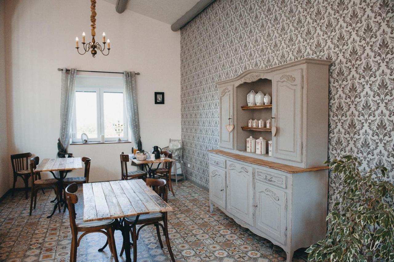 Au Charme D'Antan Acomodação com café da manhã Féron Exterior foto