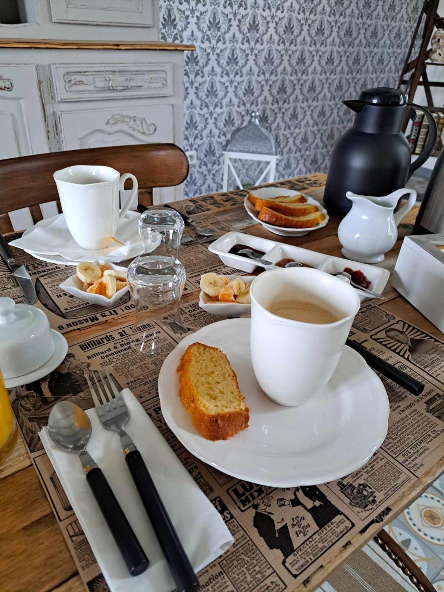 Au Charme D'Antan Acomodação com café da manhã Féron Exterior foto