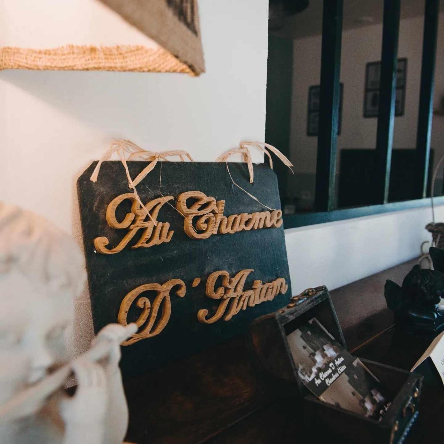 Au Charme D'Antan Acomodação com café da manhã Féron Exterior foto